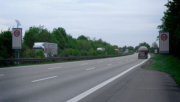 Regenwarnanlage mit Wechselverkehrszeichen am Streckenabschnitt
